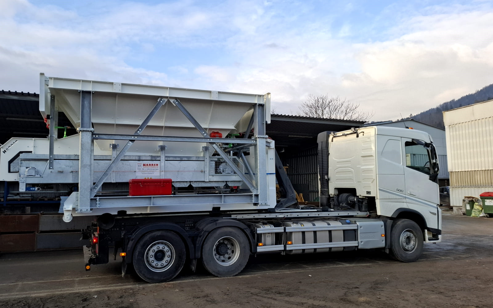 Hakenliftmobiler Aufgabebunker auf einem Lkw